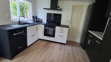 Horno, parrilla de estufa y lavavajillas