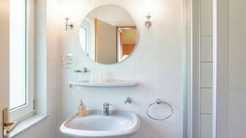 Dusche, Handtücher, Toilettenpapier