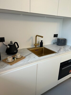 Kjøleskap, mikrobølgeovn, ovn og kokeplater