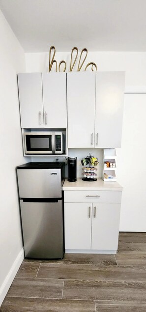 Fridge, microwave, oven, coffee/tea maker - Cozy Studio Near Coral Gables (Miami)