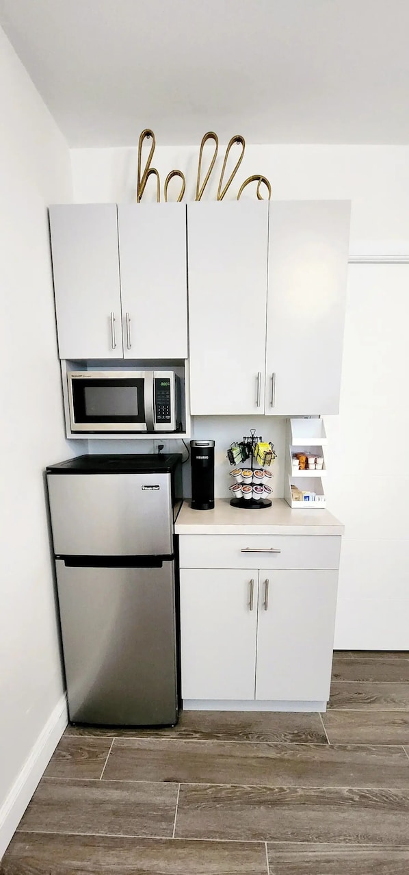 Kühlschrank, Mikrowelle, Ofen, Wasserkocher mit Kaffee-/Teezubehör