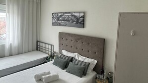 Standard Twin Room | WiFi (free), individually decorated, individually furnished - Angel by Prada City House (Vila Nova de Gaia)