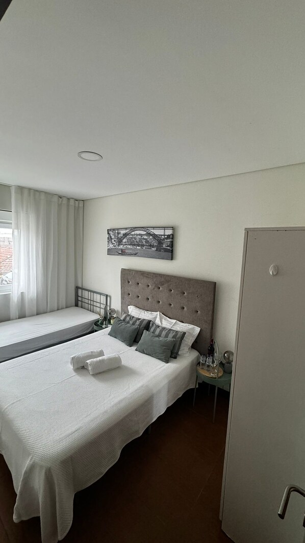 Standard Twin Room - Angel by Prada City House (Vila Nova de Gaia)