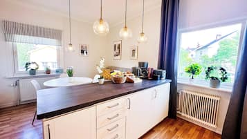 Premium Apartment, 1 Bedroom, Kitchen, Garden View | Private kitchen | Fridge, microwave, oven, stovetop