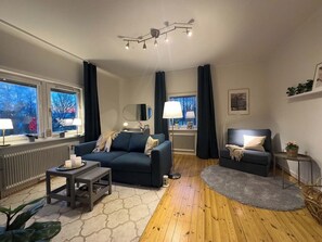 Leilighet – premium, 1 soverom, kjøkken, hageutsikt | Oppholdsområde | En 43-tommers smart-TV med kabel-kanaler samt Netflix og leker