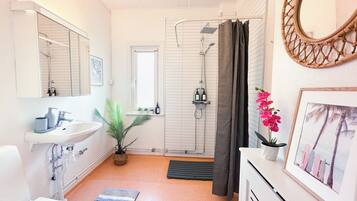 Premium-huoneisto, 1 makuuhuone, keittiö, näköala puutarhaan | Kylpyhuone | Suihku, sadesuihkupää, ilmaiset hygieniatuotteet, hiustenkuivaaja