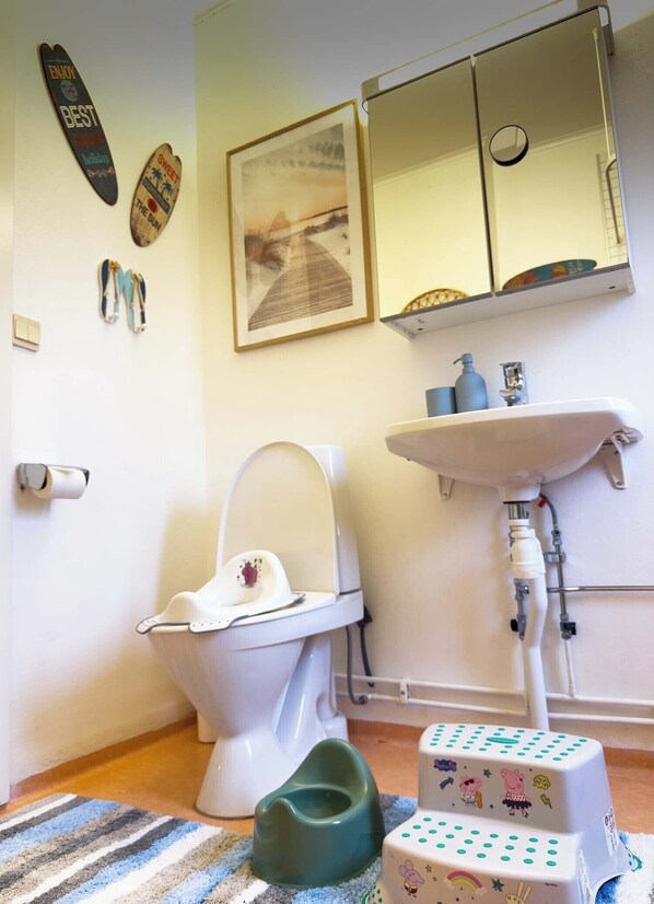 A bathroom with a toilet, sink, and a mirror. - Prinshöjden Hotel - Smart Digital Apartments & Villas (Katrineholm)