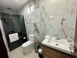 Bruser, hårtørrer, håndklæder, Sæbe