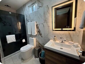 Shower, hair dryer, towels, soap - Cozy lower level Villa-Casita, on the pacific coast. (Tijuana)
