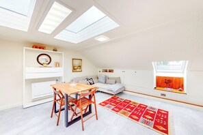 Interior - 2Bed Home/Free Parking/40min to city centre (London)