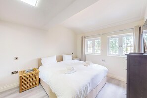2 bedrooms, desk, iron/ironing board, WiFi