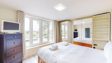 2 bedrooms, desk, iron/ironing board, WiFi