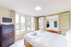 2 bedrooms, desk, iron/ironing board, WiFi