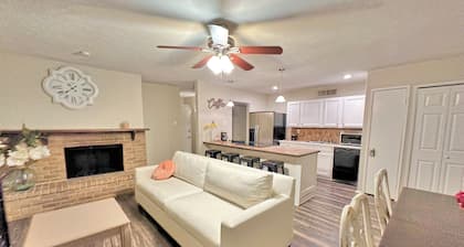 Lovely 3-bedroom house with AC and WiFi in Allen
