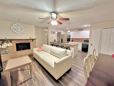 Lovely 3-bedroom house with AC and WiFi in Allen