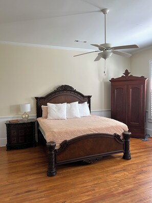 3 bedrooms, desk, iron/ironing board, free WiFi