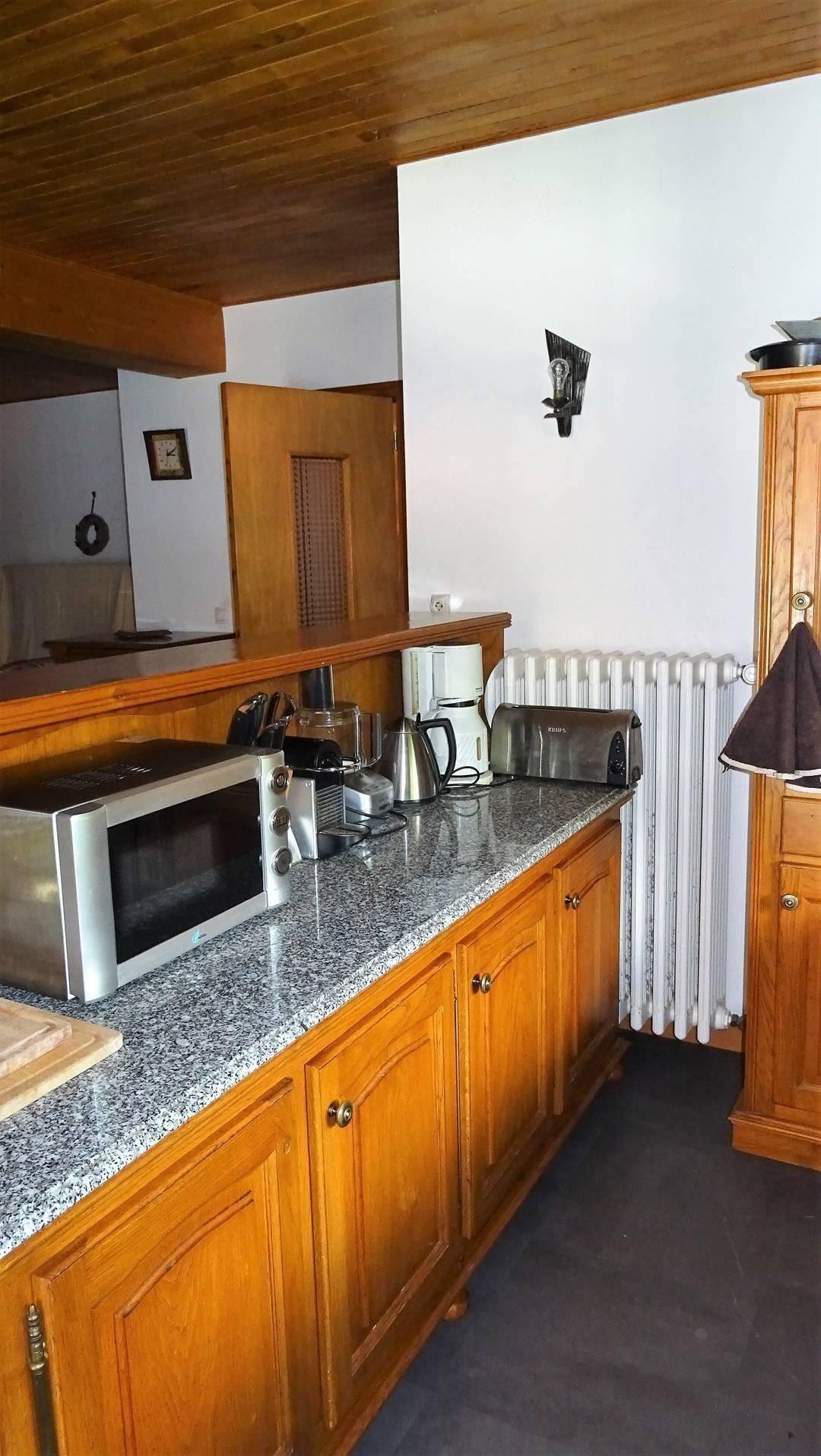 Wasserkocher mit Kaffee-/Teezubehör, Kühlschrank, Mikrowelle