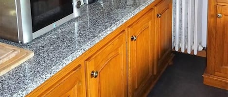 Wasserkocher mit Kaffee-/Teezubehör, Kühlschrank, Mikrowelle