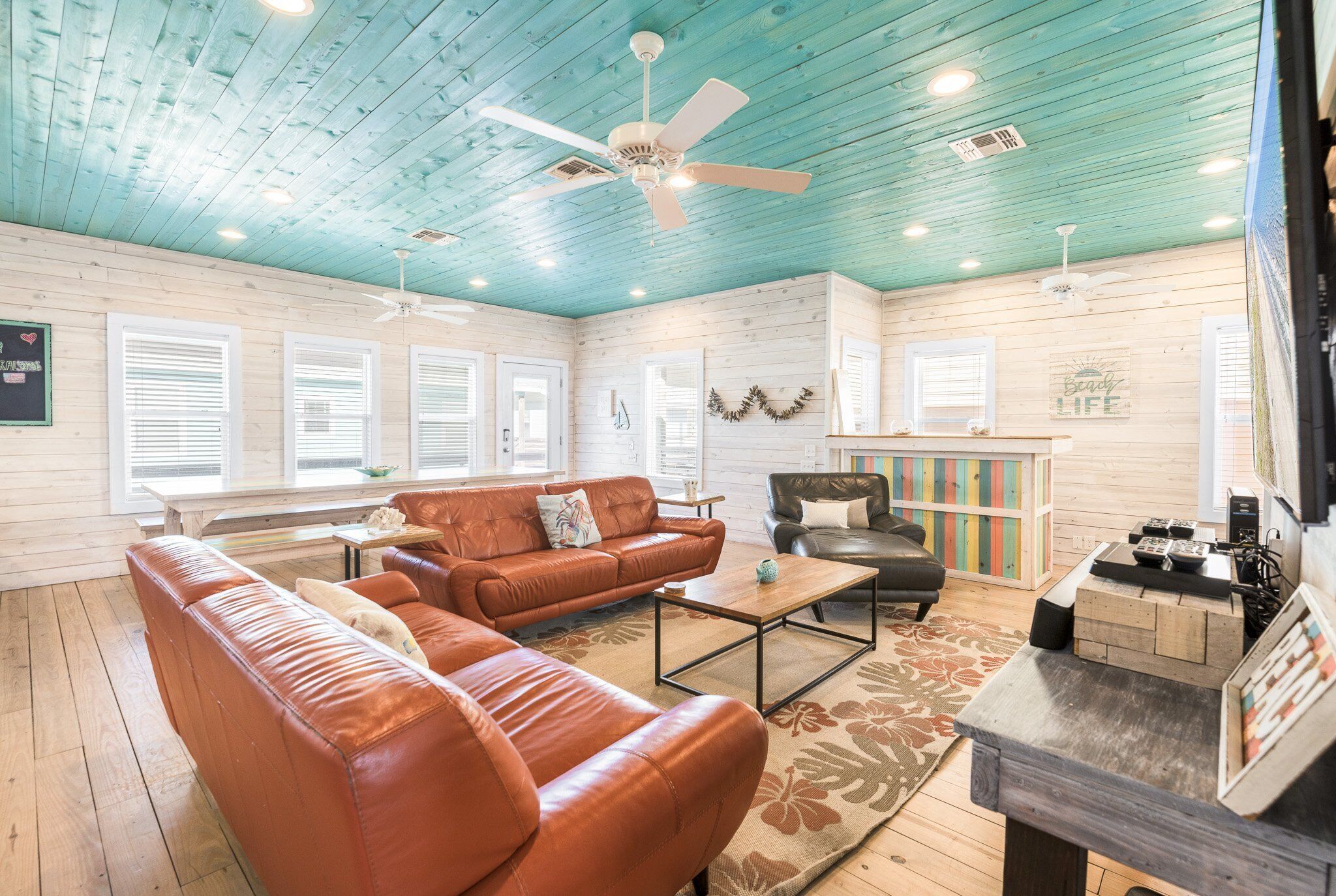 Nhà, nhiều giường, sân hiên, quang cảnh vườn (Sandy Coral) | Khu phòng khách | TV màn hình phẳng 42-inch có truyền hình kỹ thuật số, đầu đĩa DVD 