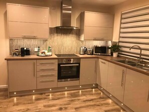 Jääkaappi, mikroaaltouuni, uuni, astianpesukone