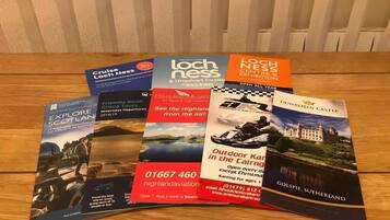 Fullets per a excursions a Loch Ness, Highland Aviation i Dunrobin Castle.