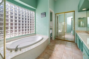 Shower, eco-friendly toiletries, hair dryer, towels - Luxurious Sedona Sanctuary with Pool and Spa 3 Master Bedrooms and Office Space (Sedona)