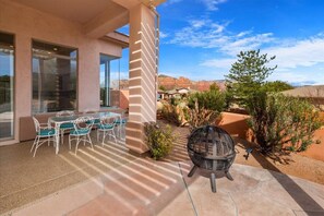 Outdoor dining - Luxurious Sedona Sanctuary with Pool and Spa 3 Master Bedrooms and Office Space (Sedona)