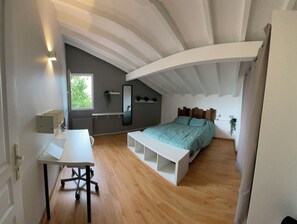 3 habitaciones, tabla de planchar con plancha, wifi y ropa de cama 