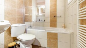 A bathroom with a toilet, sink, and bathtub. - Chambre Portal - Hypercentre - Gaillac (Gaillac)