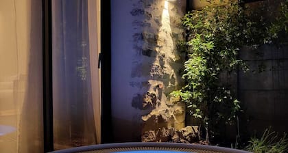Natural Design Lodge in Milly-La-Forêt with Jacuzzi