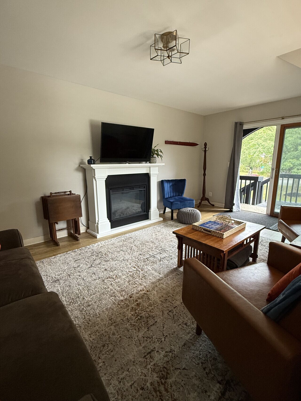 Een televisie en een open haard