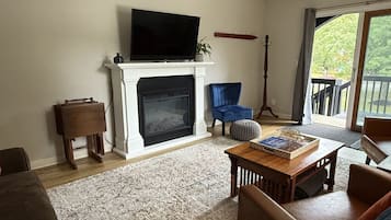 Een televisie en een open haard