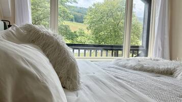 2 bedrooms, desk, free WiFi, bed sheets