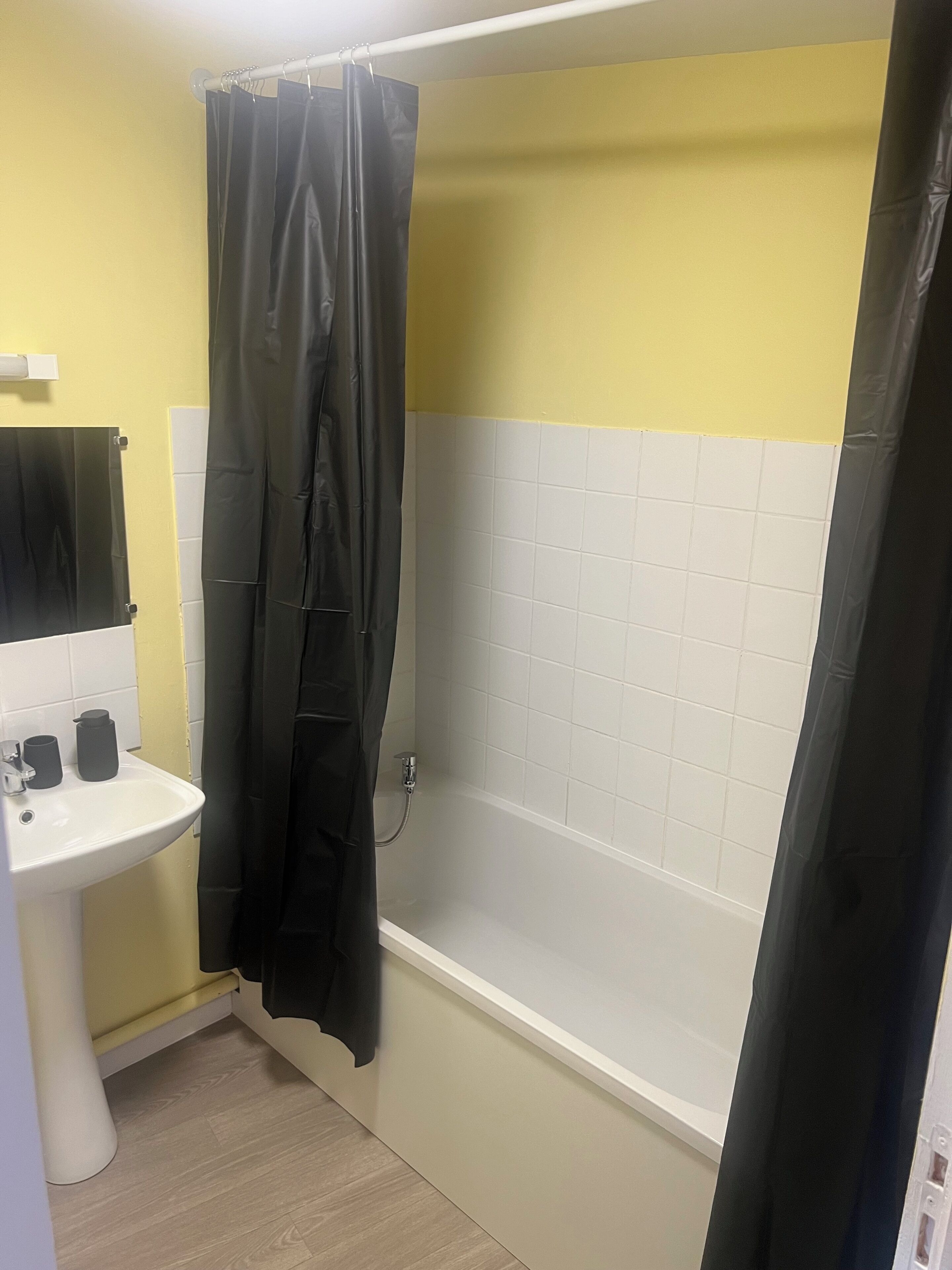 Een haardroger, handdoeken, zeep, shampoo