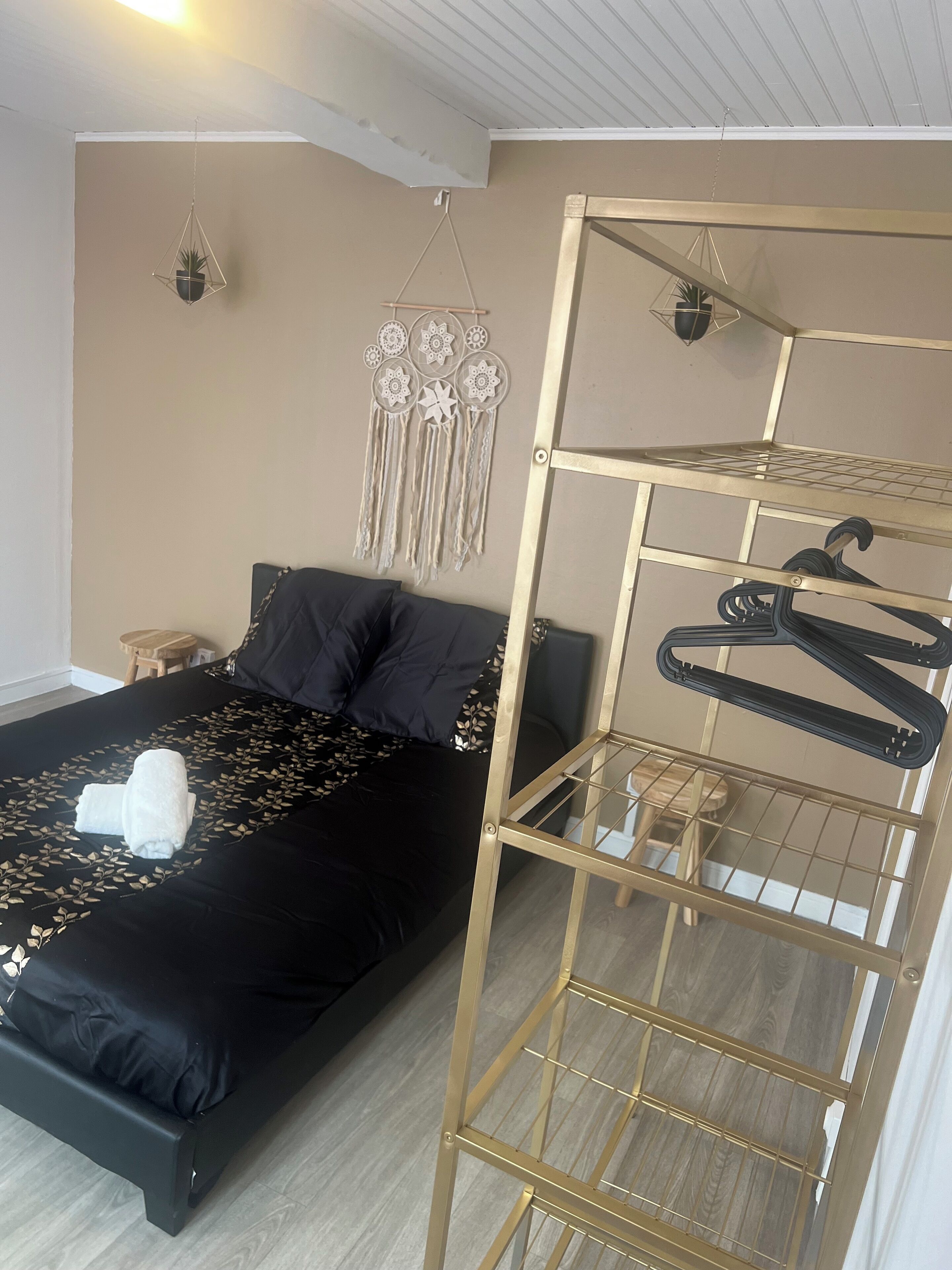 3 slaapkamers, een strijkplank/strijkijzer, reisbedje, wifi