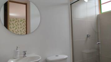 Toalhas de banho, sabonete, shampoo, papel higiênico