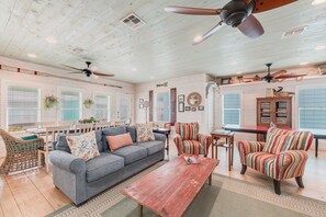 獨棟房屋, 多張床, 庭院, 泳池景觀 (Caney Creek Beach Club) | 起居區 | 42-吋平面電視，提供數位頻道