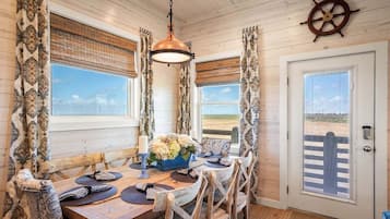 Casa, varias camas, acceso a la alberca, vista a la alberca (Jetty Set Go! ) | Restaurantes