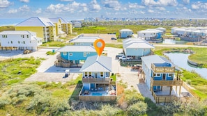 Una zona residencial costera con varias casas, algunas con balcones y vistas al agua.