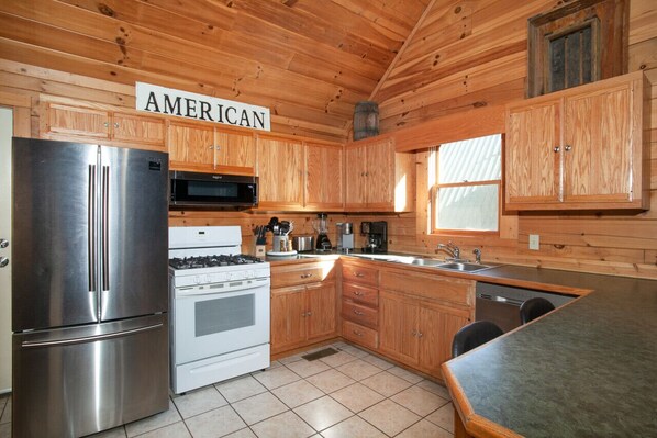 ثلاجة، ميكروويف، فرن، موقد طهي مسطح