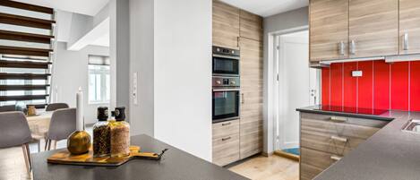 Réfrigérateur, micro-ondes, four, plaque de cuisson