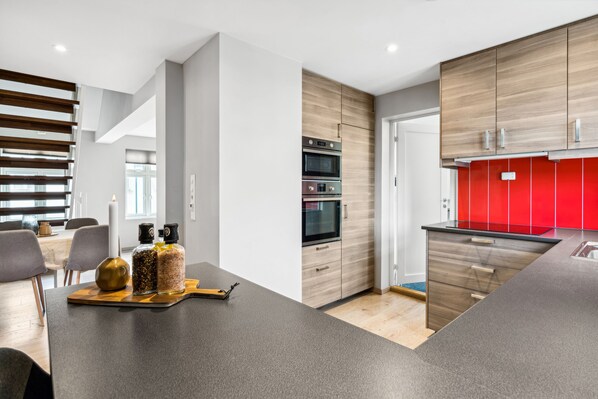 Réfrigérateur, micro-ondes, four, plaque de cuisson