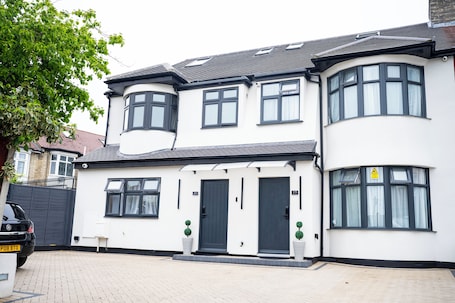 Fachada de la propiedad