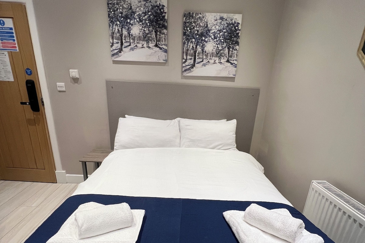 Double Room GF09 | Een laptopwerkplek, verduisterende gordijnen, geluiddichte muren