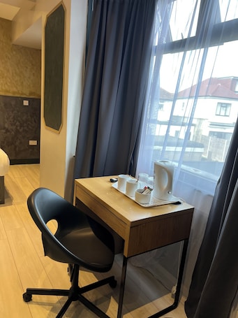 Espacio para trabajar con laptop y cortinas blackout