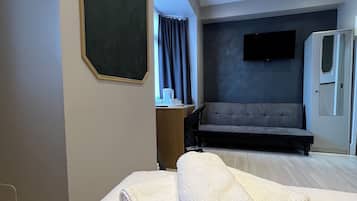 Family Room FF11 | Khu vực làm việc phù hợp cho laptop, màn/rèm cản sáng, phòng cách âm