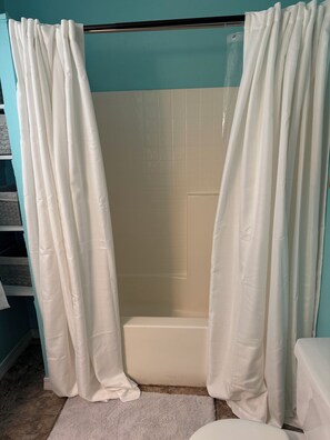 Toallas, jabón, papel de baño 