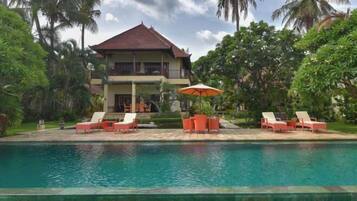 Kolam renang terbuka