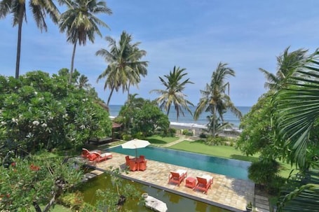 Piscina al aire libre. Villa Singkenken