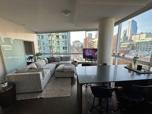 Smart-TV, Bücher, Stereoanlage